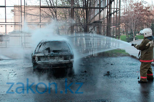 В Алматы за считанные минуты полностью сгорел автомобиль Фольксваген Пассат (фото)
