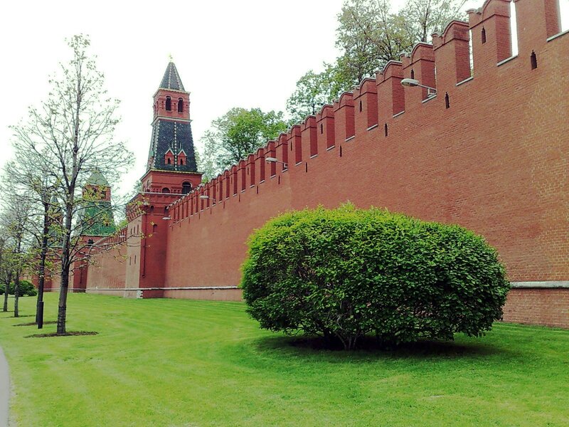 Кремлевские высоты. Зубцы кремлевской стены. Кирпичная стена Кремля. Стены Кремля. Кремлевская стена в СПБ.